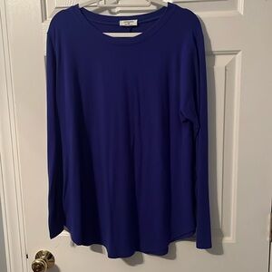 2X long sleeve knit top. Deep blue.
